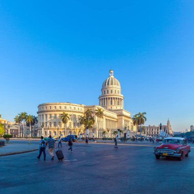 Havana, Küba - 1 Nisan 2012: Ağır trafik ile vintage arabalar 