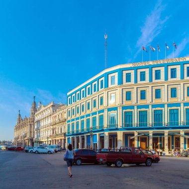 Havana, Küba - 2 Nisan 2012: Kübalılar çekicinin sokaklarında yürümek