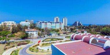 Havana, Küba - 2 Nisan 2012: Modern otel deniz kıyısından 