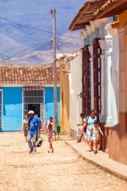 Trinidad, Küba - 30 Mart 2012: eski sokakları yürüyen turist