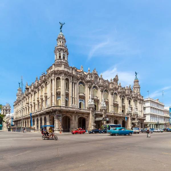 Havana, Küba - 1 Nisan 2012: Birçok vintage arabalar Gre önünde