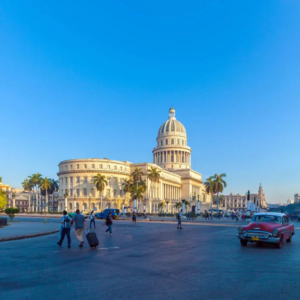 HAVANA, CUBA - ABRIL 1, 2012: Tráfego pesado com carros antigos — Fotografia de Stock