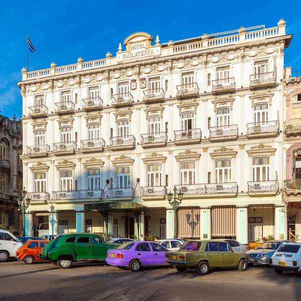 Havana, Cuba - 2 April 2012: Cubanen lopen de straten van de tow — Stockfoto