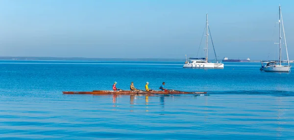 CIENFUEGOS, CUBA - MARCH 30, 2012: multicolor rowing team — Stock Photo, Image