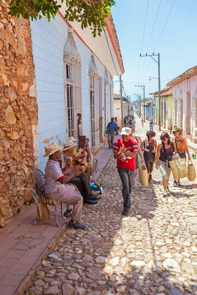 Trinidad, Kuba - 30. března 2012: Street hudebníků hrát písničky — Stock fotografie