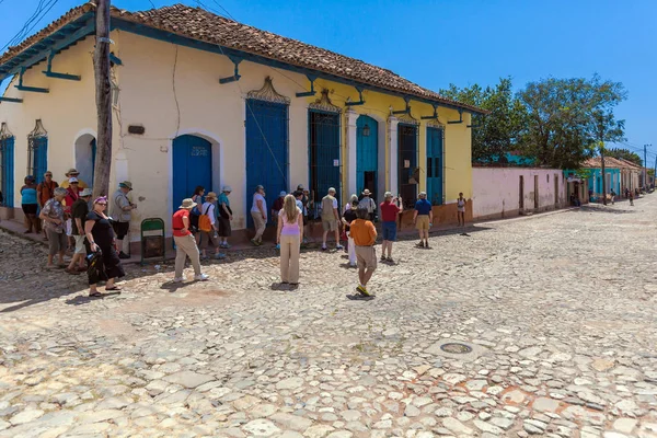 TRINIDAD, CUBA - 30 DE MARZO DE 2012: Turistas caminando por calles antiguas —  Fotos de Stock