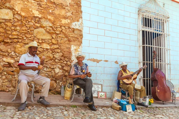 特立尼达、 古巴-2012 年 3 月 30 日︰ 街头艺人表演的歌曲 免版税图库照片