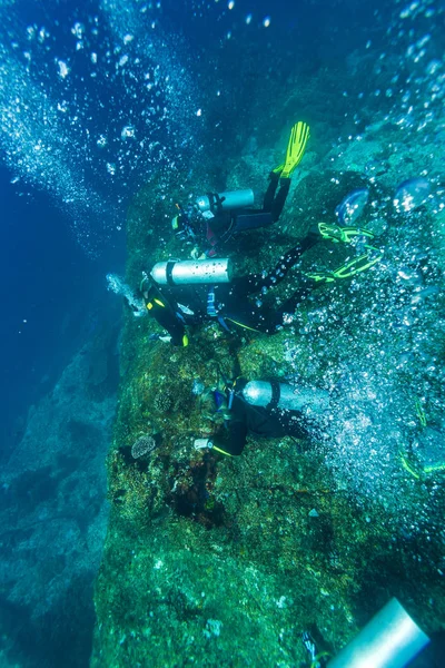 Group of divers going deep — Stock Photo, Image