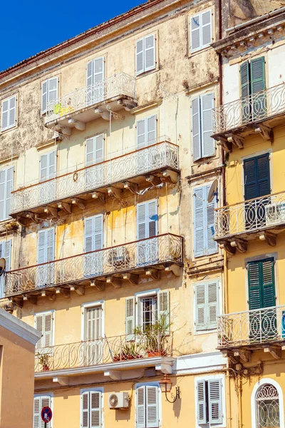 Typische gebouwen in de oude stad, Corfu — Stockfoto