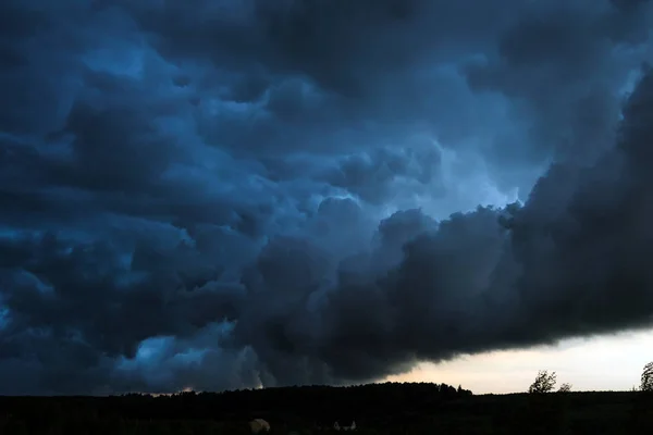 Paisaje de verano con nubes negras — Foto de Stock