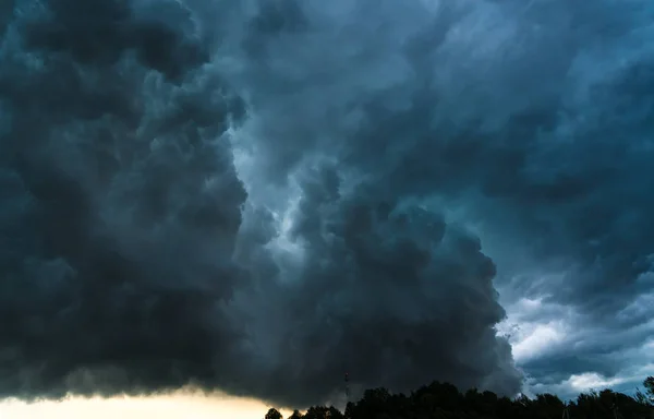 Paesaggio estivo con nuvole di tempesta nera — Foto Stock