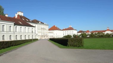 Münih, Almanya - 14 Ekim 2017: Nymphenburg Sarayı önünde yürüyen turist