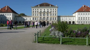 Münih, Almanya - 14 Ekim 2017: Nymphenburg Sarayı önünde yürüyen turist
