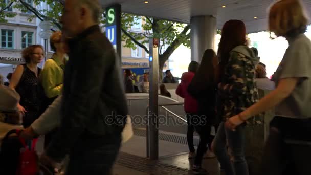 München, Tyskland - 14 oktober 2017: Upptagen gångtrafik i stadens centrum innan tunnelbaneingången — Stockvideo