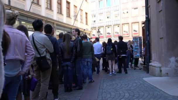 MUNICH, ALEMANHA - OUTUBRO 14, 2017: Os turistas estão em fila para a entrada da escadaria da Catedral de São Pedro — Vídeo de Stock