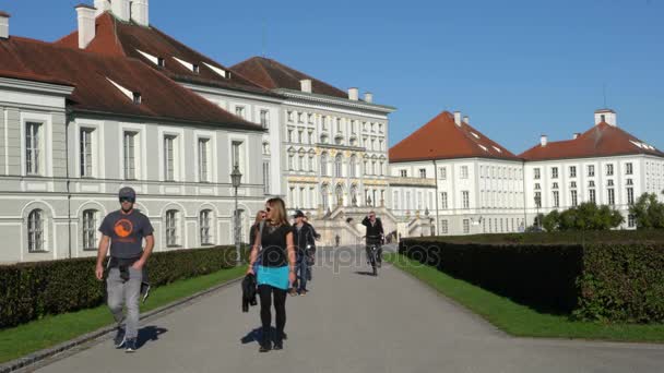 MUNICH, ALEMANIA - 14 DE OCTUBRE DE 2017: Turistas caminando frente al Palacio de Nymphenburg — Vídeo de stock