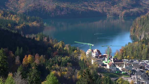 上下移動でノイシュヴァンシュタイン城とアルプス山脈の近くのホーエンシュヴァンガウ湖 — ストック動画