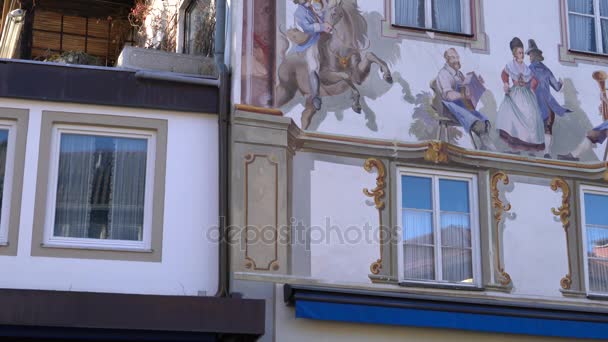 Luftlmalerei フレスコ画が付いている Obberamergau, ドイツ - 2017 年 10 月 15 日: 伝統的な家 — ストック動画