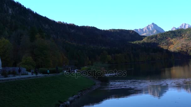 Schwangau, Γερμανία - 15 Οκτωβρίου 2017: Hohenschwangau λίμνη κοντά στο Κάστρο Neuschwanstein με οριζόντια κίνηση — Αρχείο Βίντεο