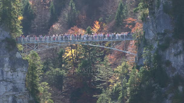 A turisták állnak Marienbruecke (Marie-híd) közelében Neuschwanstein vár — Stock videók