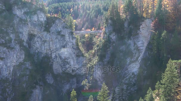 I turisti si trovano sul Marienbruecke (ponte di Marie) vicino al castello di Neuschwanstein — Video Stock