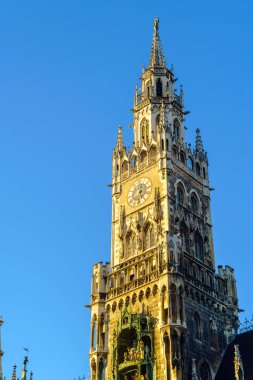 Marienplatz Münih'te tarihinde New Town Hall (Neues Rathaus)