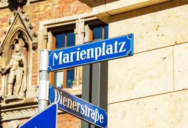 Sinal de rua de Marienplatz na cidade de Munique, Alemanha — Fotografia de Stock