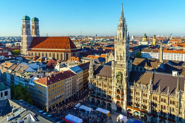 Luchtfoto van het nieuwe stadhuis en de Marienplatz, München, Duits — Stockfoto