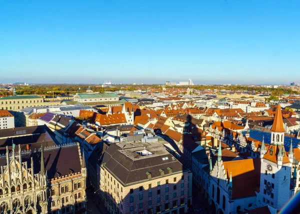 Vista aérea de los tejados rojos en la ciudad vieja, Munich, Alemania — Foto de Stock