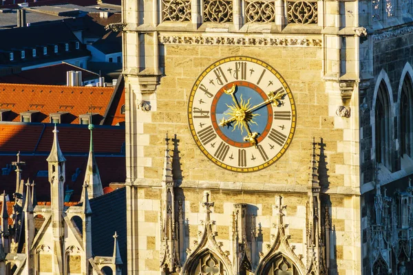 Orologio del nuovo municipio (Neues Rathaus), Monaco di Baviera, Germania — Foto Stock