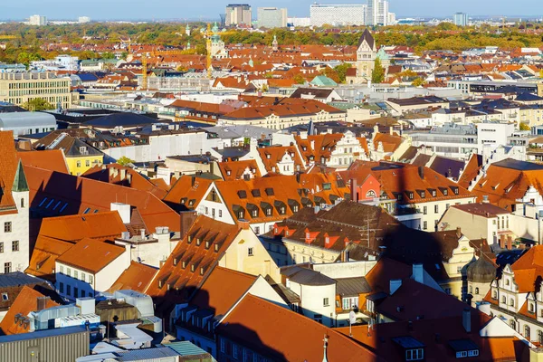 Widok na czerwone dachy starego miasta, Monachium, Niemcy — Zdjęcie stockowe
