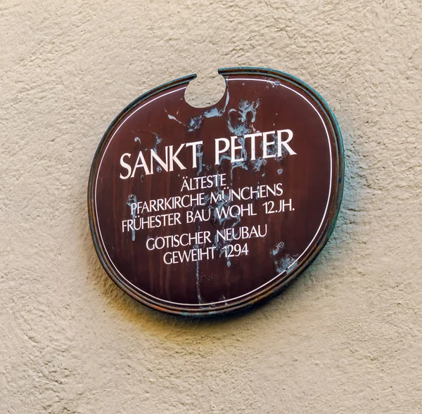 Street sign of Saint Peter Cathedral in Munich, Germany — Stock Photo, Image