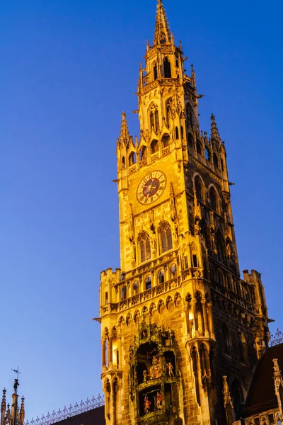 Vista nocturna del nuevo ayuntamiento en Marienplatz en Munich, Baviera — Foto de Stock