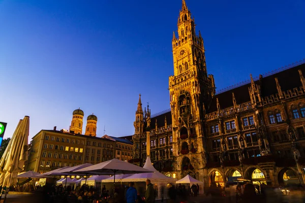新的市政厅的夜看法在广场在慕尼黑, 巴伐利亚 — 图库照片