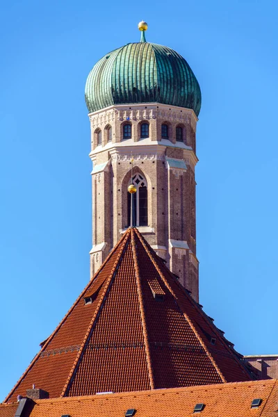 Catedral de Nuestra Señora, La Frauenkirche en la ciudad de Munich, Alemania — Foto de Stock