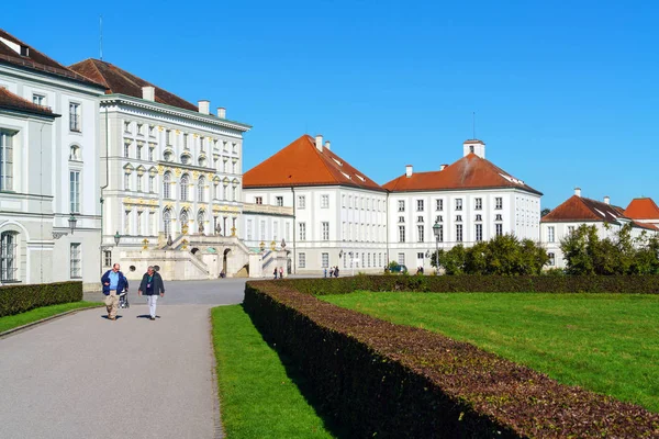 München, Tyskland - 14 oktober 2017: Turister promenader nära Nymphe — Stockfoto