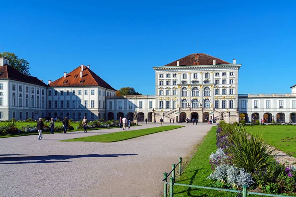 München, Tyskland - 14 oktober 2017: Turister promenader nära Nymphe — Stockfoto