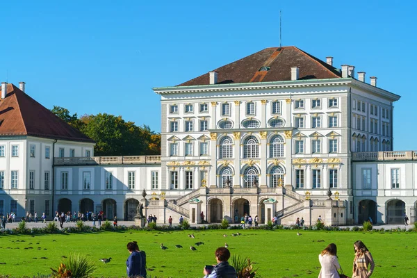 MUNICH, ALEMANIA - 14 DE OCTUBRE DE 2017: Turistas caminando cerca de Nymphe — Foto de Stock