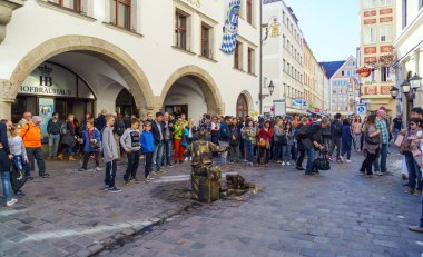 Aktör bir bronz heykel para toplar kılığına
