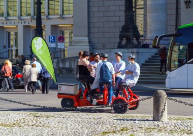  Turist bir grup üzerinde özel bir elektrikli araba sürmek