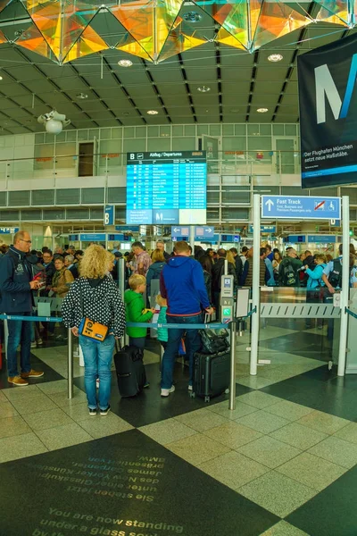 Пассажиры стоят в очереди на регистрацию — стоковое фото