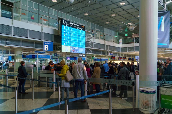 Pasażerów stanąć przed harmonogram wyjazdu — Zdjęcie stockowe