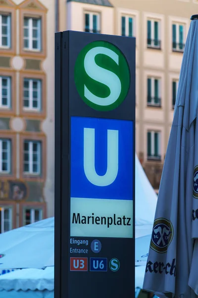 Ein Zeiger auf eine Metrostation — Stockfoto