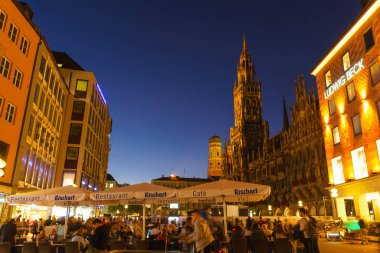 Gece görünümü turistler Marienplatz Münih, Almanya