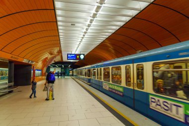 Metro treninin ve Münih şehir içinde yolcu