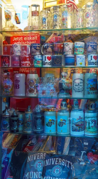 Souvenirs bávaros en la tienda al por menor en la ciudad de Munich — Foto de Stock