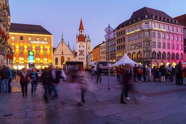 Vista nocturna de los turistas en Marienplatz en Munich, Alemania —  Fotos de Stock