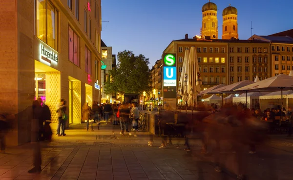 Nacht uitzicht van toeristen op de Marienplatz in München, Duitsland — Stockfoto