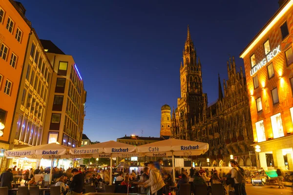 Nacht uitzicht van toeristen op de Marienplatz in München, Duitsland — Stockfoto