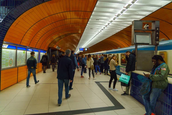 Μετρό στο σταθμό και οι επιβάτες στην πόλη Μόναχο — Φωτογραφία Αρχείου